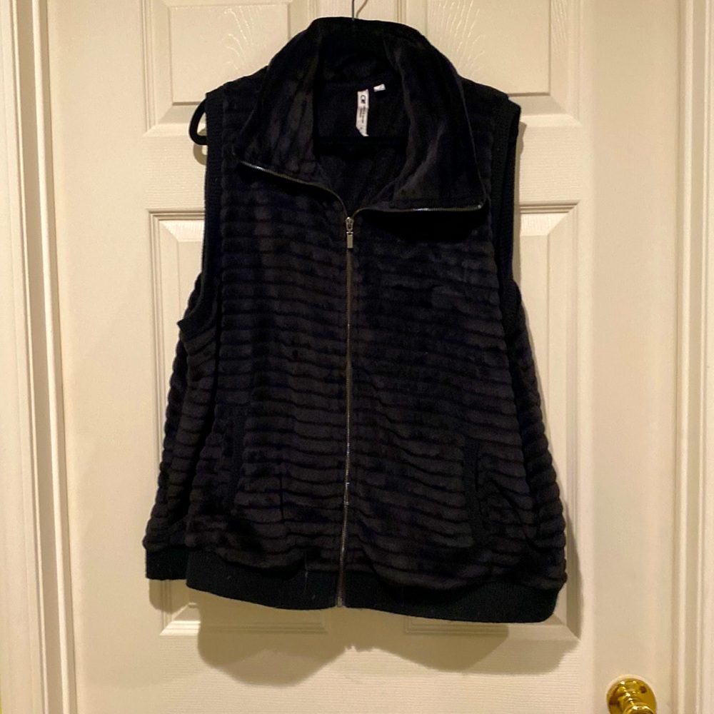 Cable and Guage fake fur vest in Black. Size 3X